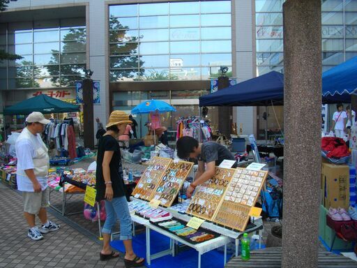 草加駅前アコス広場 フリーマーケット